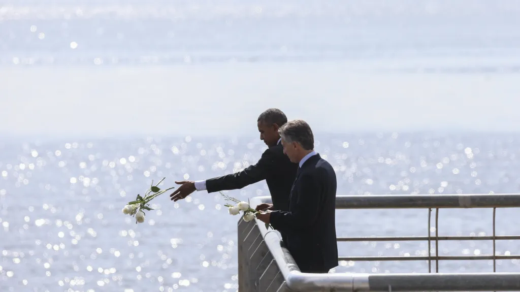 Obama hodil květiny do řeky Rio de la Plata na památku obětí vojenské diktatury