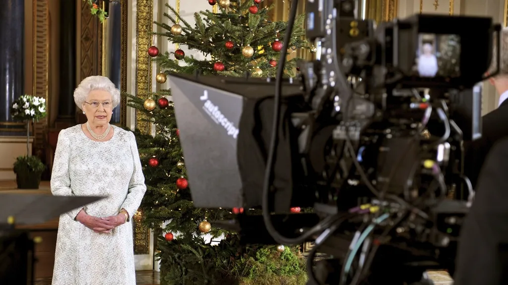 Alžběta II. při natáčení vánočního projevu ve 3D