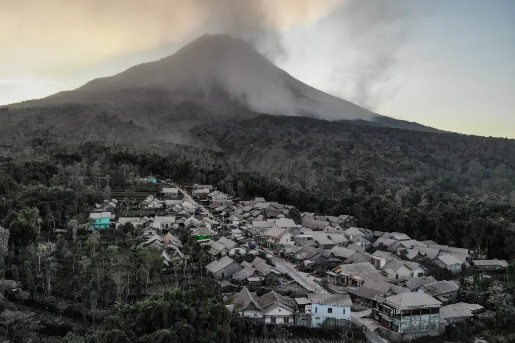 Indonéská sopka Merapi zuří. Své okolí přikryla povlakem sopečného popela