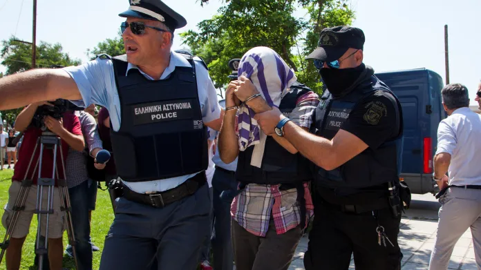 Řecká policie předvádí před soud jednoho z tureckých vojáků