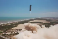 Den úspěchů pro Muskovu SpaceX. Do vesmíru poslala dalších 60 družic Starlink a otestovala raketu