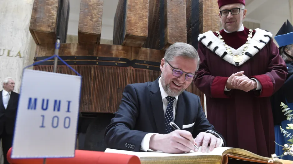 Bývalý rektor Masarykovy univerzity Petr Fiala a současný rektor Mikuláš Bek