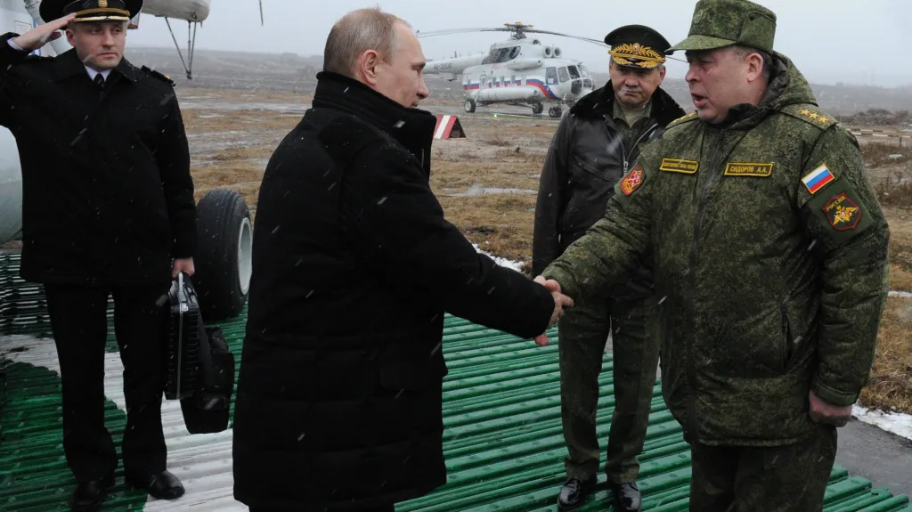 Vladimir Putin při inspekci armádního cvičení
