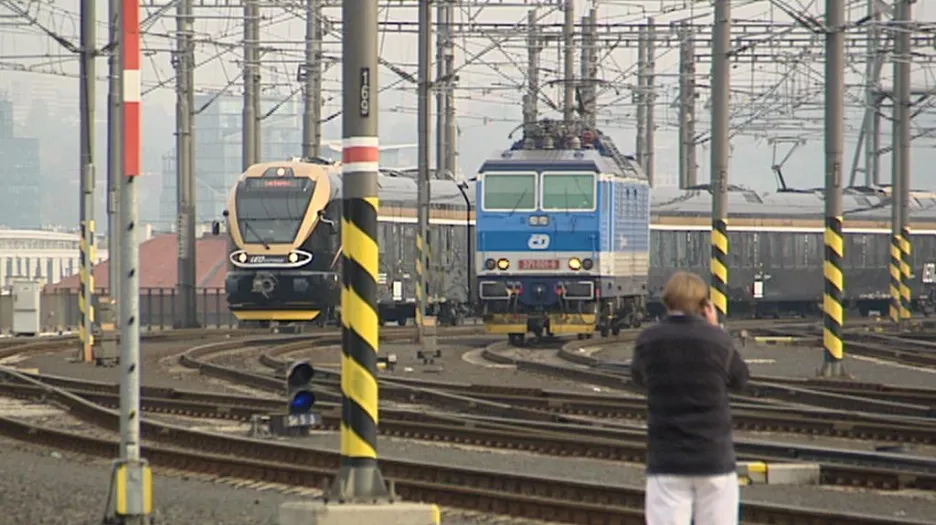 Jednotka řady 480 Leo Expressu a lokomotiva řady 371 Českých drah