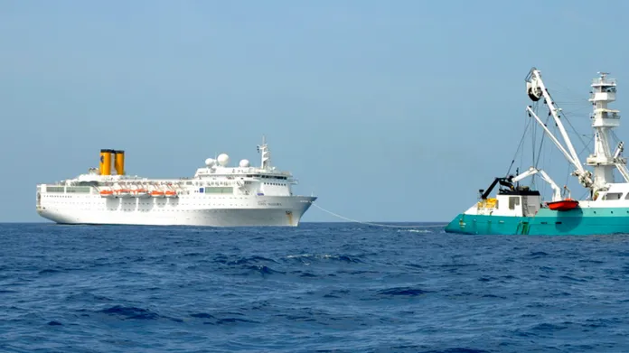 Rybářská loď Trévignon vleče poškozenou výletní loď Costa Allegra