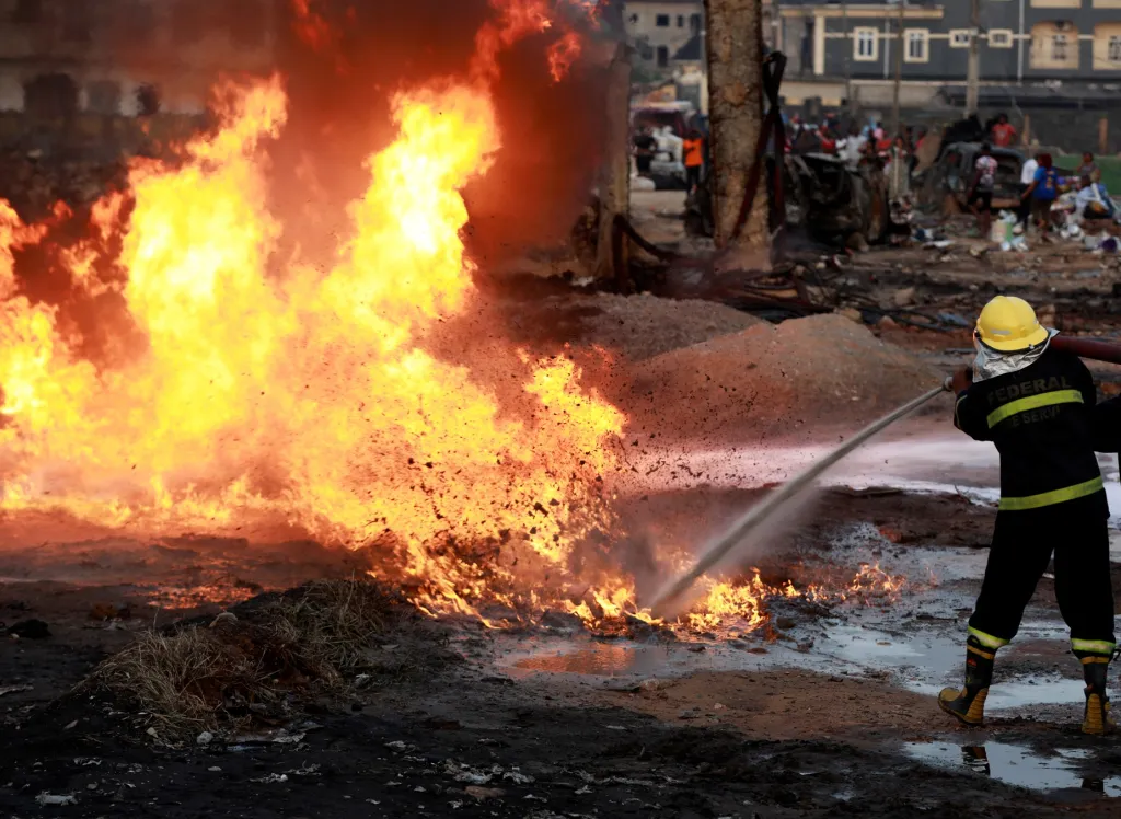 Lagosem otřásl mohutný výbuch. Exploze zdemolovala 50 budov