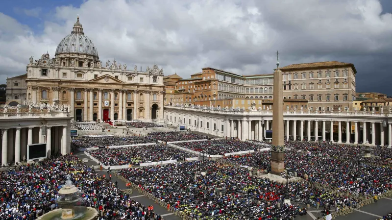 František sloužil mši pro mladé