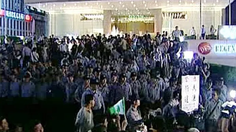 Proti čínskému činiteli na Tchaj-wanu protestovaly tisíce lidí