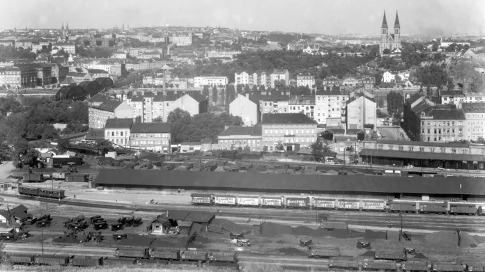Snímek Smíchova a Vyšehradu z 30. let ukazuje i historické uspořádání kolejišť nádraží západní i Buštěhradské dráhy