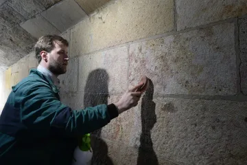 Karlův most je bez nasprejovaného nápisu, čištění zabralo několik hodin