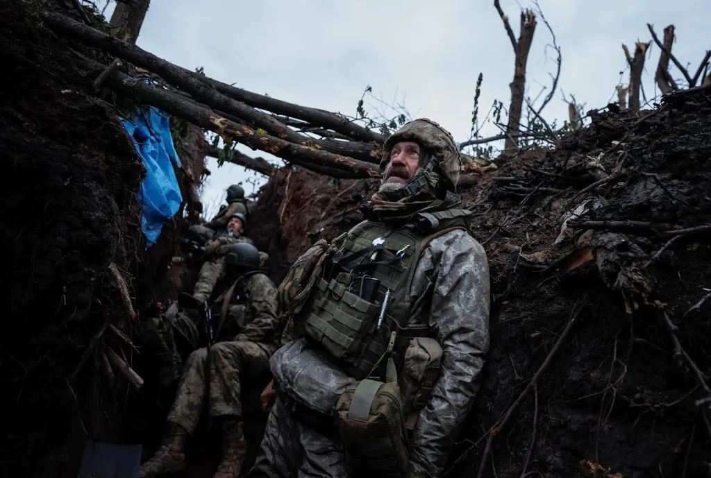 Ukrajinští vojáci čekají v zákopu poblíž frontové linie u Bachmutu (foceno 11. května 2023)