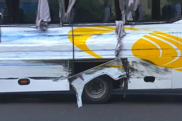 V Ústí nad Labem se srazil autobus s kamionem, zranilo se přes dvacet lidí