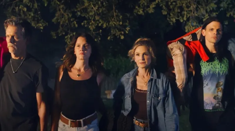 Kevin Bacon, Kyra Sedgwicková a Travis a Sosie Baconovi v hororové komedii Rodinný film