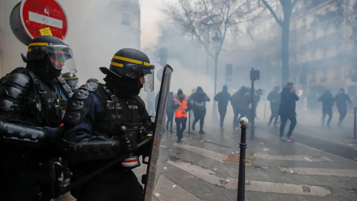 Francii paralyzovala stávka a stovky demonstrací odborů