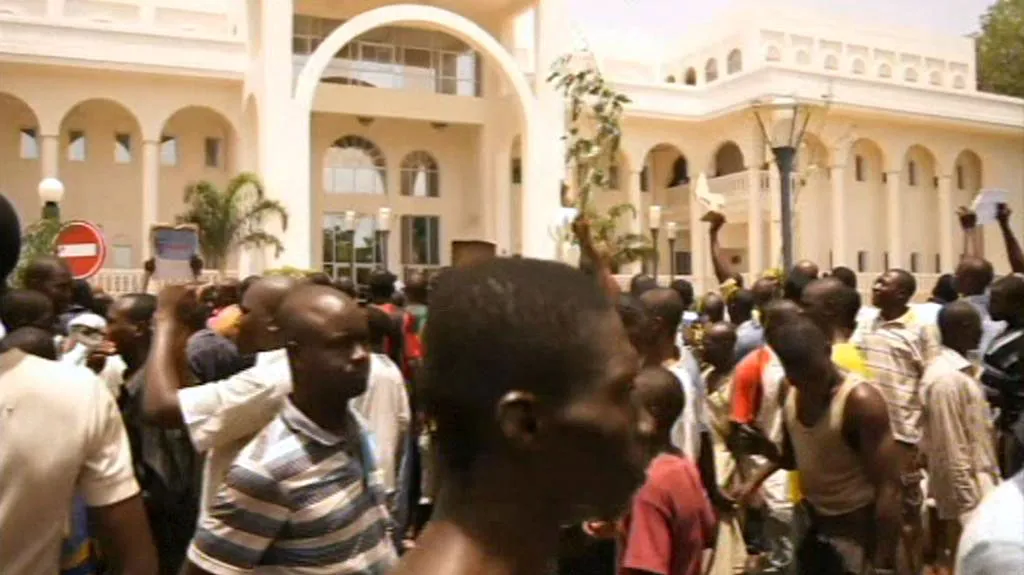Dav před prezidentským palácem v Mali