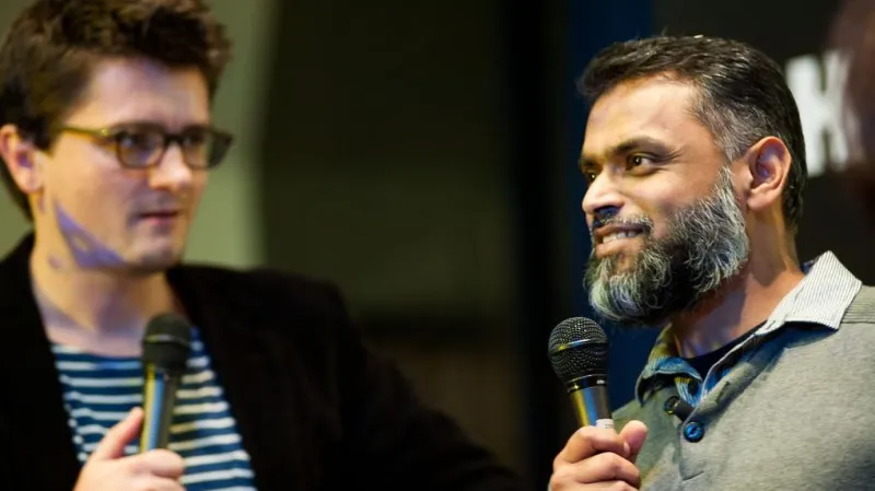 Básník a aktivista Moazzam Begg na 17. MFDF Ji.hlava (vlevo: ředitel festivalu Marek Hovorka)