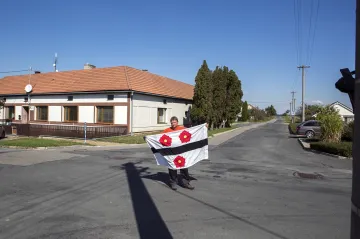 Kaplička, rybník, nepoužívaná telefonní budka. Prokopov jako obec s největší nezaměstnaností nevypadá