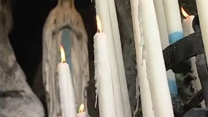 Jeskyně v jihofrancouzských Lurdech, kde se venkovské dívce Bernardettě zjevila Panna Marie.