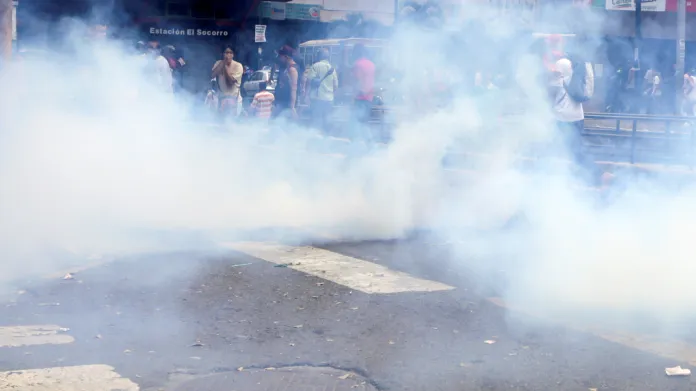 Policejní zásah proti demonstrantům v Caracasu