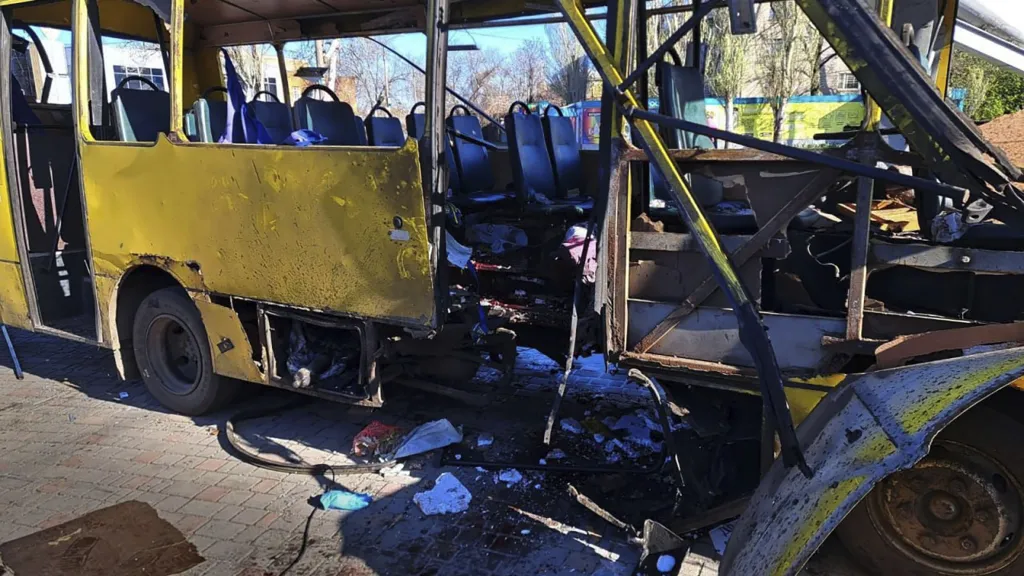 Při ruském útoku dronem na autobus zemřeli v Nikopolu tři lidé a šestnáct bylo zraněno