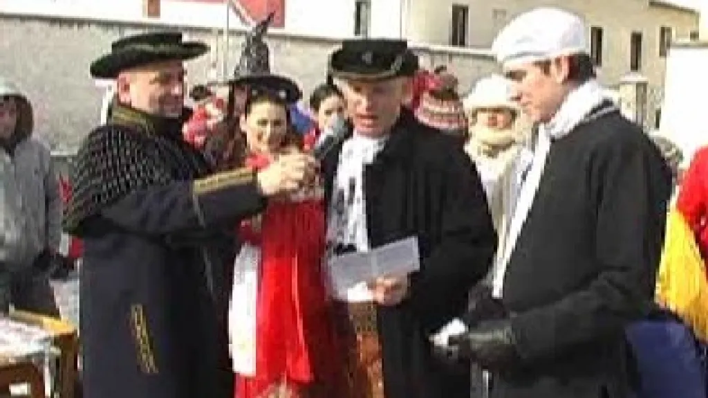 Účastníci masopustního průvodu