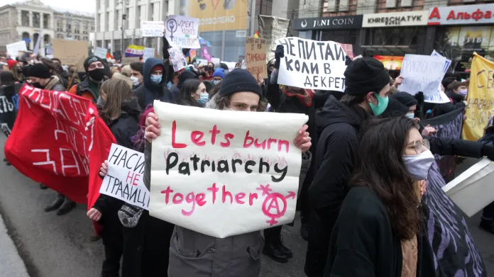 Protestující v Kyjevě s nápisem proti patriarchátu