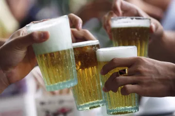 Alkohol poškozuje DNA a působí rakovinu, buňky se mu brání, ukazuje český výzkum