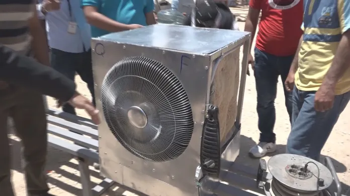 Provizorní klimatizace vytvořená dělníky v táboře Al Azraq