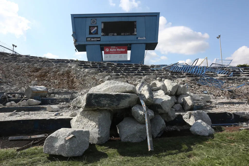 Uzavřený fotbalový stadion Bazaly před rekonstrukcí