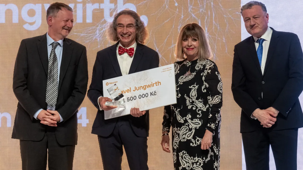 Nadace Neuron ocenila chemika Jungwirtha nebo učitele Černého — ČT24 —  Česká televize
