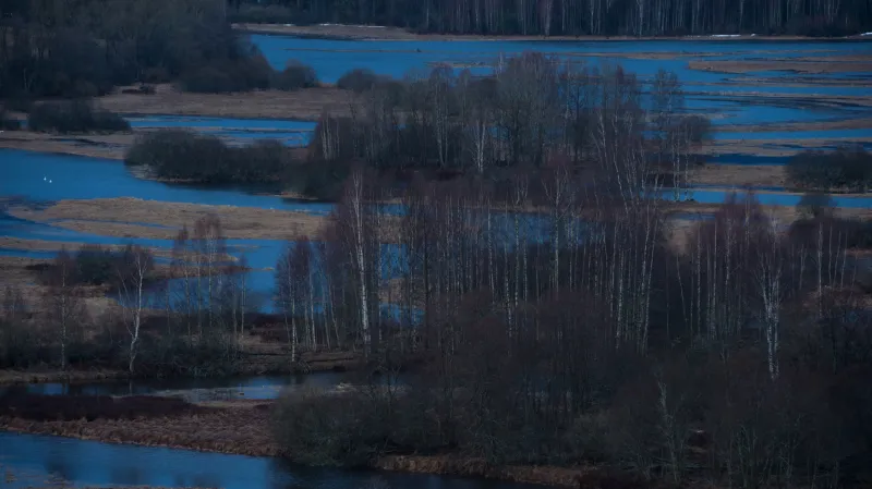 Rozvodněná Vltava v meandrech u Nové Pece