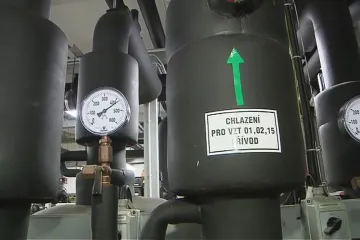 Před horkem se musí chránit i vzácné knihy. V Klementinu je chladí voda z Vltavy