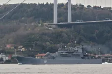 Rusko přemístilo několik vojenských lodí do Černého moře. Na Krym poslalo desítky letounů