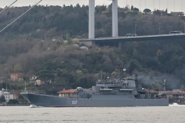 Rusko přemístilo několik vojenských lodí do Černého moře. Na Krym poslalo desítky letounů
