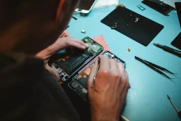 Přilepené baterie mají mít utrum. EU chce právo na opravu, výrobcům ale ponechává zadní vrátka