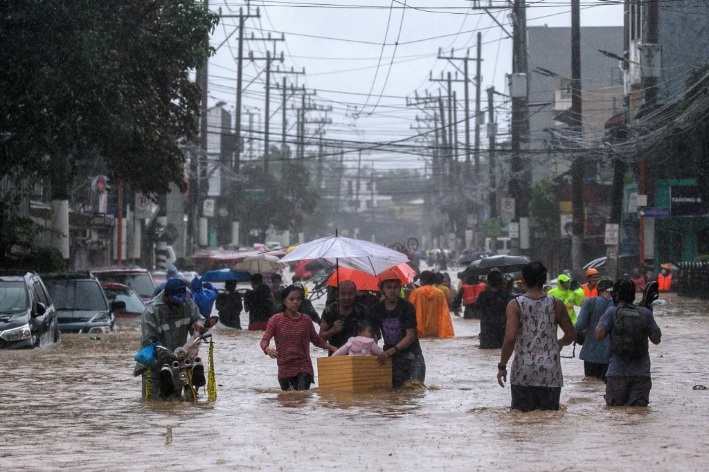 Tajfun Vamco zasáhl Filipíny. Nevyhnul se ani hlavnímu městu Manila