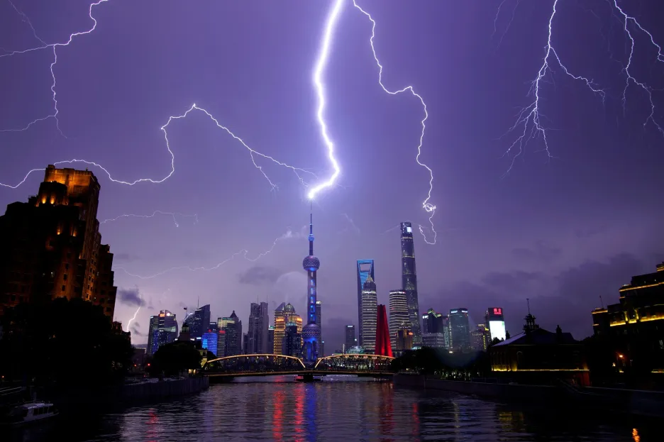 Během srpna vyřadily nebývale silné blesky dočasně z provozu několik budov v centru čínské Šanghaje. Během bouře došlo k výpadku elektřiny a odpojení počítačových sítí