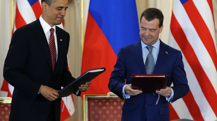 Barack Obama a Dmitrij Medvěděv při podpisu smlouvy START 3 v Praze