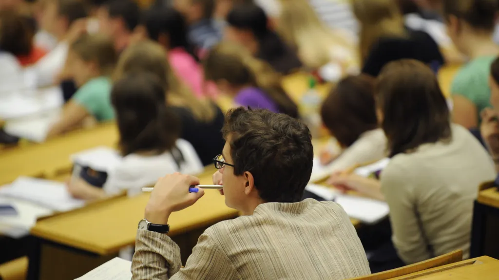 Osm procent studentů přiznalo, že si diplomovou nebo seminární práci nechalo napsat