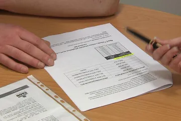 Policie stíhá muže, který napálil 5 tisíc akcionářů hutí a železáren