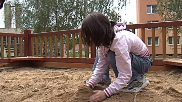 Osmiletá Terezka v létě vymění sídliště za dětský tábor v přírodě