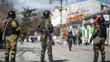 Ozbrojenci v ulicích Simferopolu