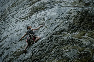 Letní počasí láká do skal. Přibývá ale i vážných nehod