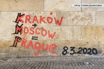 Neznámý sprejer popsal část Karlova mostu. Případem se zabývá policie