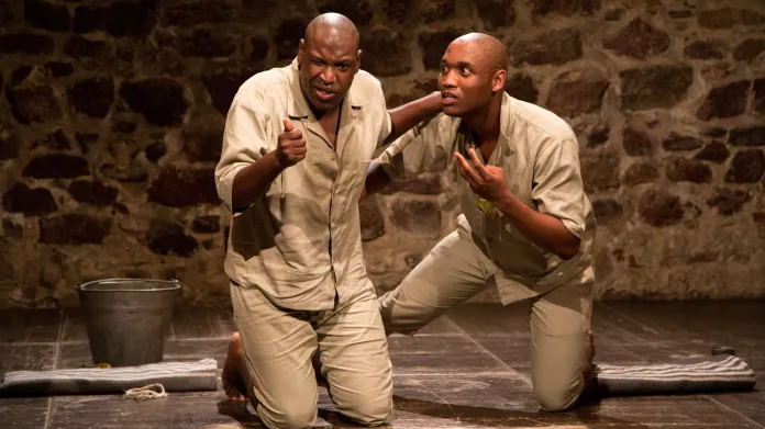 Hra Ostrov v podání dvojice černošských herců z Kapského města