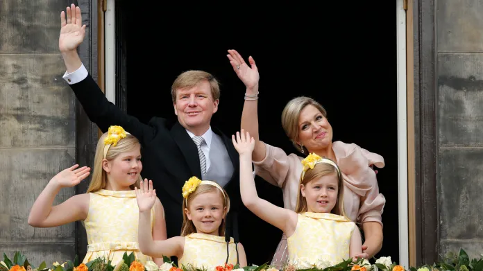 Nizozemský král Willem-Alexander s rodinou zdraví davy před královským palácem