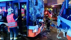 Nehoda tramvaje a autobusu na náměstí Dr. Václava Holého