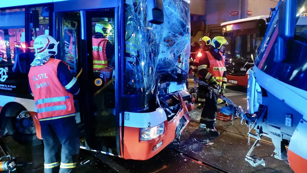 Nehoda tramvaje a autobusu na náměstí Dr. Václava Holého