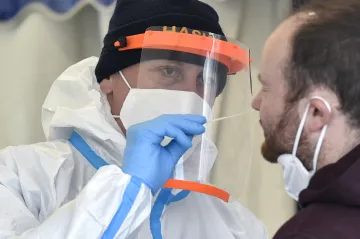 Testování ve firmách může pokračovat, potvrdil soud. Přírůstky nakažených mírně klesají
