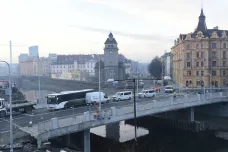 Na most v Komenského ulici v Olomouci se vrátila doprava. Ale ne všechna